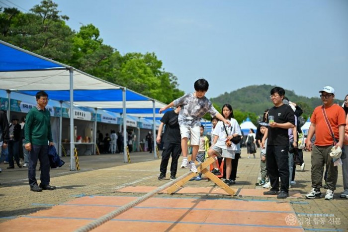 영주-1-8 줄타기 체험을 하고 있는 모습.jpg
