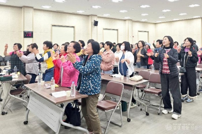 260506보도자료(청송군이웃사촌복지센터 희망에너지와 함께하는 ‘안덕 트롯 노래교실’) (2).jpg