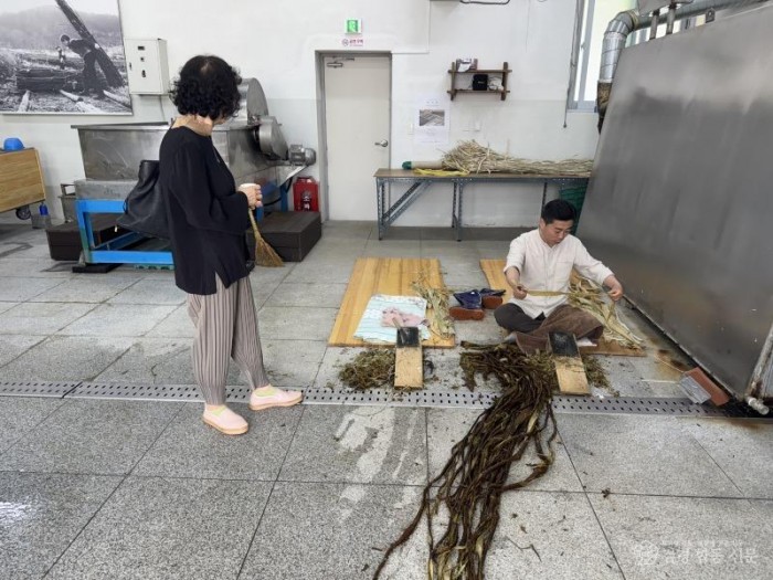 2-3. (문화예술과)2025년 공개행사-백닥 긁기 시연.jpeg