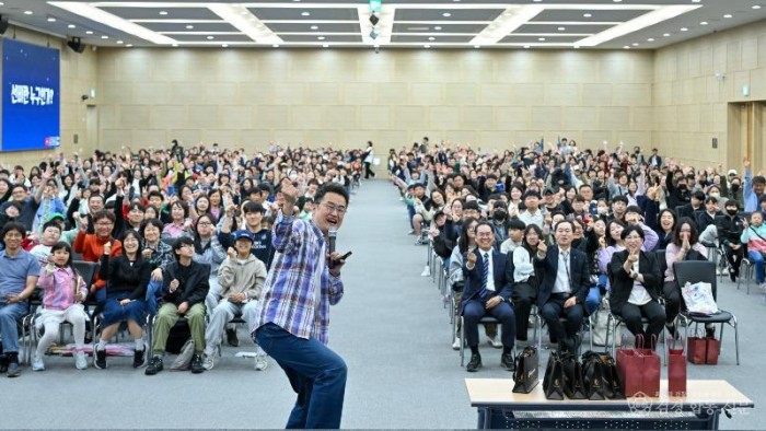 영주-1-4 큰별쌤 최태성과 함께하는 선비아카데미가 많은 방문객들이 참여해 뜨거운 반응을 이끌어냈다.jpg