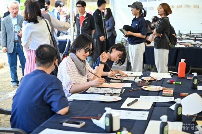 영주-1-10 한국선비문화축제를 방문한 가족들이 체험 프로그램(붓글씨)을 진행하고 있다.jpg