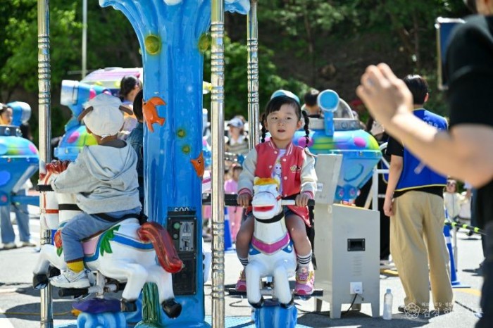 영주-2-4 아이들이 한마당 큰잔치에서 놀이기구를 타며 즐기고 있다.jpg