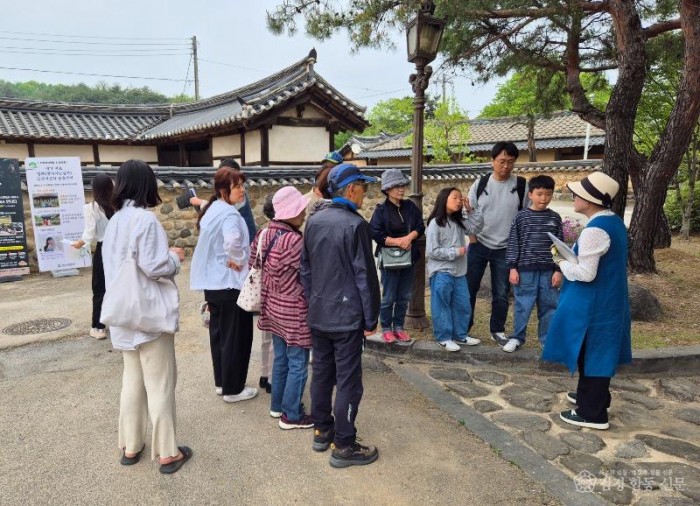 영주-2-1 문화관광해설사와 신단 일원을 탐방하는 금성대군 이야기 여행이 진행되고 있다.jpg