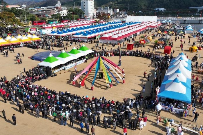 260508보도자료(청송군, 청송군, 제20회 청송사과축제 밑그림 그리기 착수-지난해 축제모습) (4).jpg