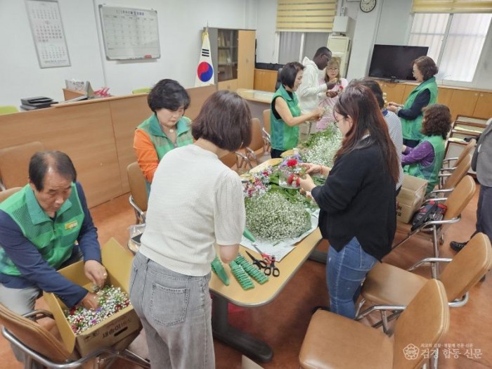 1-3. (새마을체육과)새마을 카네이션 제작.jpg