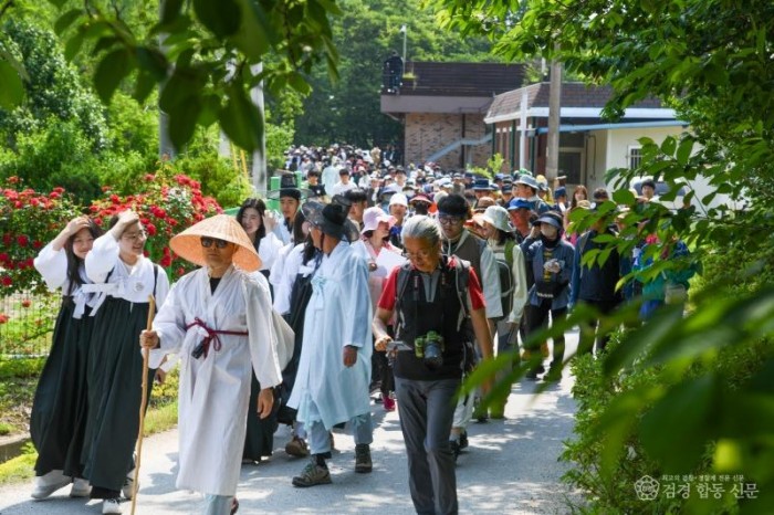 영주-1-4 (참고사진)지난해 희방사역에서 죽령까지 이어지는 죽령옛길 걷기 체험 진행 모습.jpg