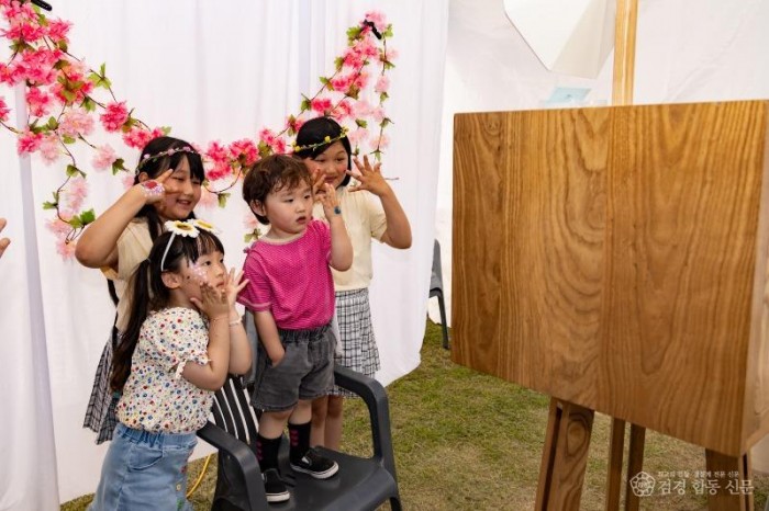 영주-1-7 (참고사진)아이들이 철쭉 포토존에서 기념사진을 찍고 있다.jpg