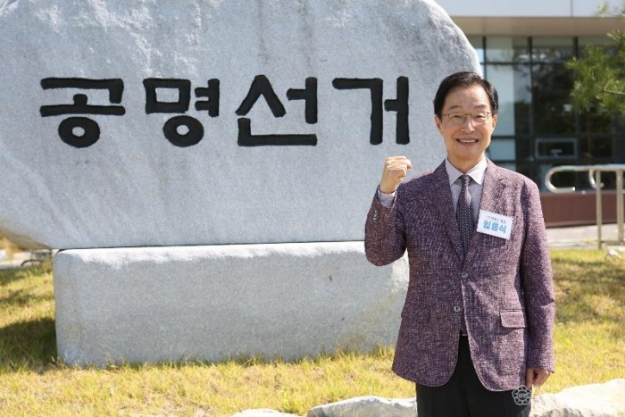 [사진] 임종식 경상북도 교육감 예비후보는 14일 후보 등록을 마치고 제9회 전국동시지방선거 경북교육감 선거를 향한 본격적인 선거전에 돌입했다.(1).jpg