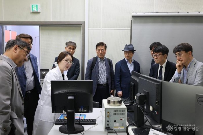 ⑦_경북과학기술진흥센터_전자현미경_시연설명.JPG