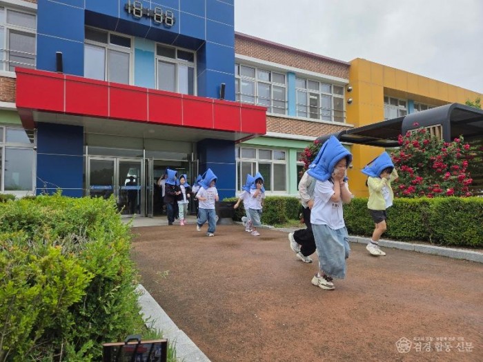 2.경북교육청, 학교 지진경보 자동 방송 체계 활용 모의훈련 실시(기상청과 합동 훈련...“1초 빠른 경보로 학생 안전 지킨다”)(훈련중인 내남초등학교 학생들)_02.jpg