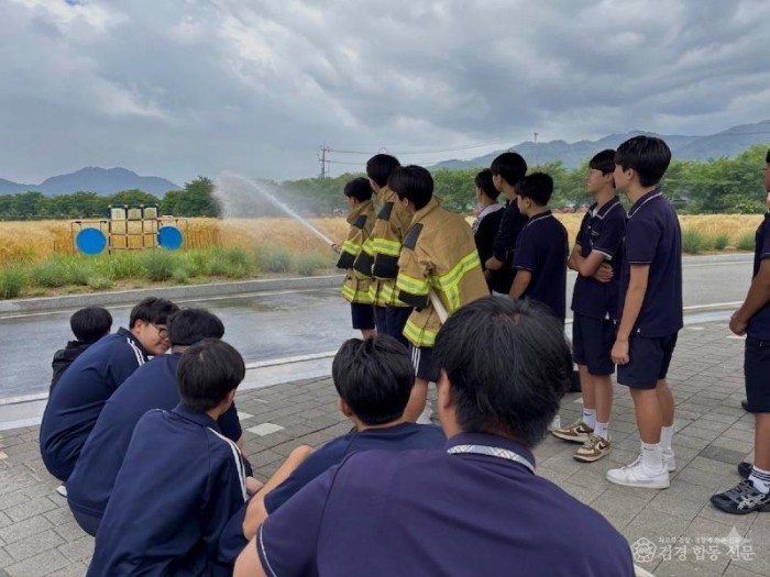 260522-1합천중 진로체험 화재진압.jpg