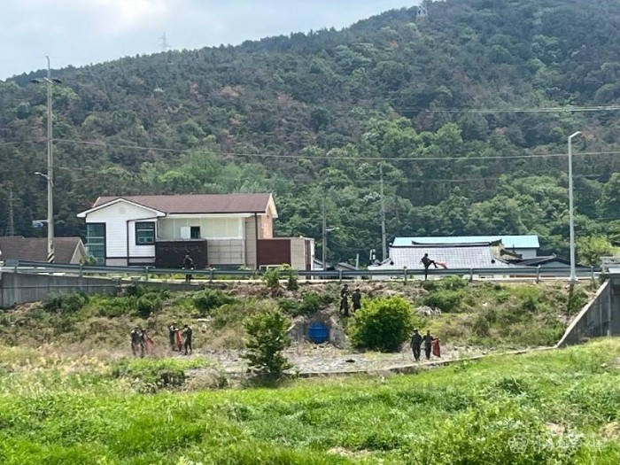 3-3. 안강읍 총무과)육군 제122보병여단, 민관협력 칠평천 환경정비 사진.jpeg