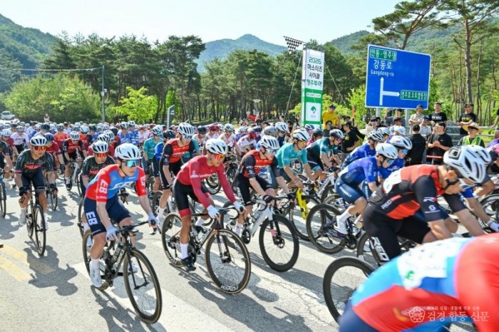 영주-1-3 지난 16일 영주댐 일원 도로에서 2026 마스터즈사이클 영주투어 대회가 개최됐다(경기모습).jpg