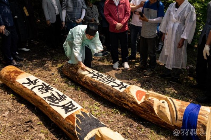 영주-1-1 영주시는 오는 23일 소백산 죽령 장승공원에서 제37회 죽령장승제를 개최한다(새 장승에 글을 새기고 있다).jpg