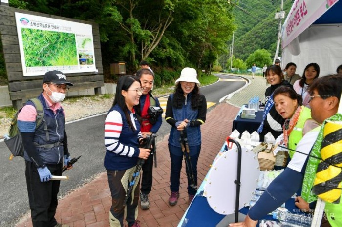 영주-1-6 희방,삼가 탐방지원센터에서 소백산철쭉제 등산객 맞이행사를 하고 있다.jpg