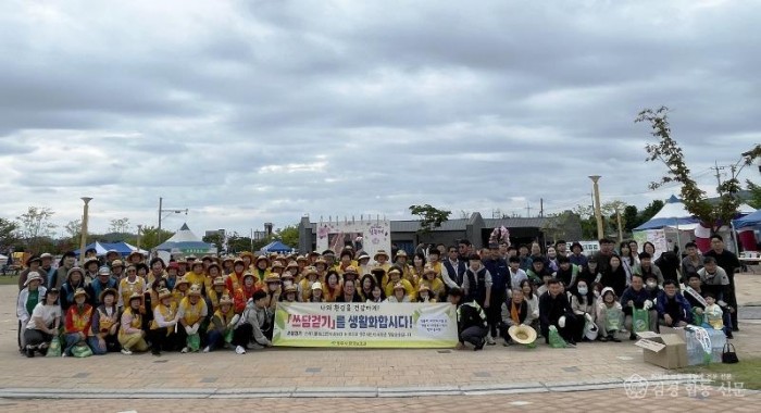 영주-1-1 2026영주 소백산철쭉제를 맞아 민관 합동 쓰담걷기 행사가 진행됐다(단체기념사진).jpg