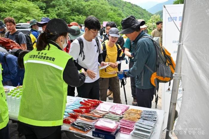 영주-1-1 희방탐방지원센터에서 등산객 맞이 환영행사가 진행되고 있다.jpg