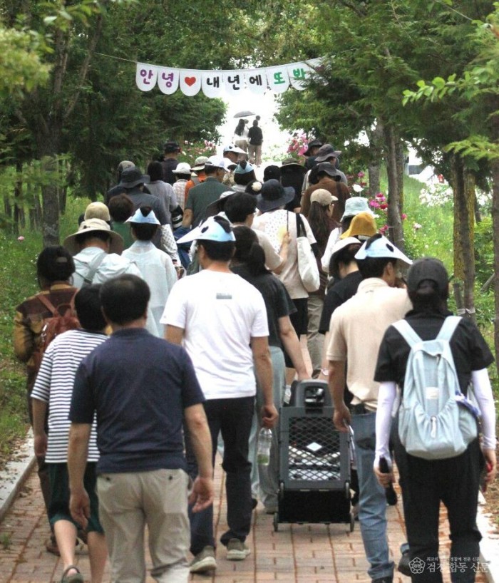 1 [사진] 영천 작약꽃 물든 보현산약초식물원, 봄 방문객 ‘북적’ (1).JPG