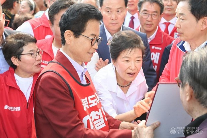 260528_박근혜 전 대통령 문격 청운각 전격 방문(이철우 경북도지사 후보)3.jpg