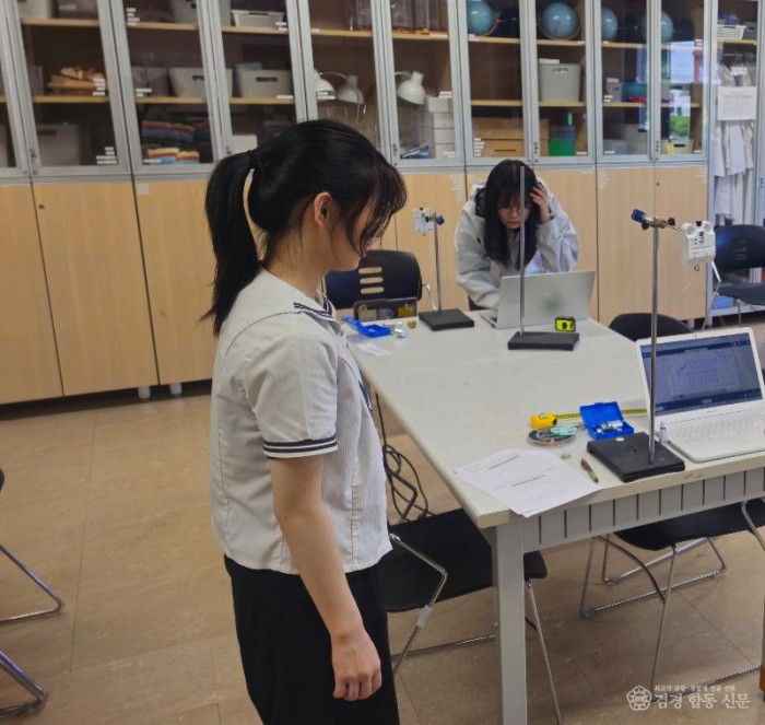 1.경북교육청, 경북온라인학교, 온라인 한계 넘은 ‘과제연구 수업’ 운영(사회_물리학_기계공학_정보 과제연구와 찾아가는 실험 수업으로 농어촌 학교 지원)(영양여자고등학교_3학년 대상 물리학 2 실험 찾아가는 실험 수업 .jpg
