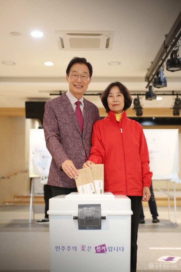 [사진] 임종식 경상북도 교육감 후보는 제9회 전국동시지방선거 사전투표 첫날인 29일 예천군 호명면 경북여성가족플라자 1층에 마련된 사전투표소에서 부인 심귀순 여사와 함께 소중한 한 표를 행사했다..jpg