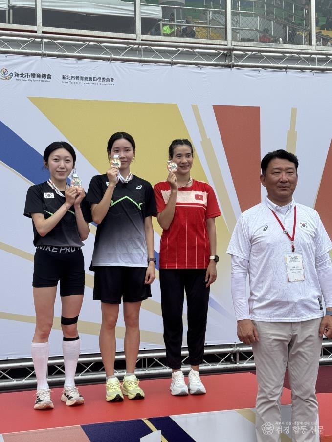 1-1. (새마을체육과)2026 대만오픈 국제육상경기 선수권대회 단체 기념촬영(가운데 차지원).jpg