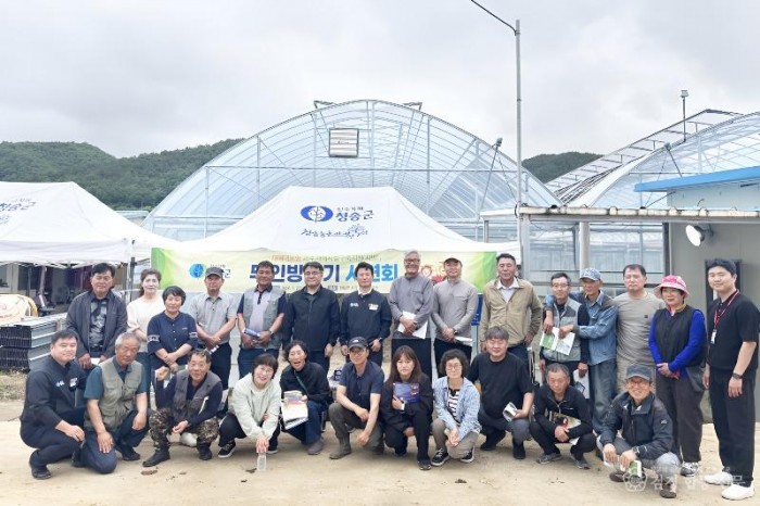 260601보도자료(청송군, 사과 스마트하우스 무인방제기 시연회 개최) (4).jpg