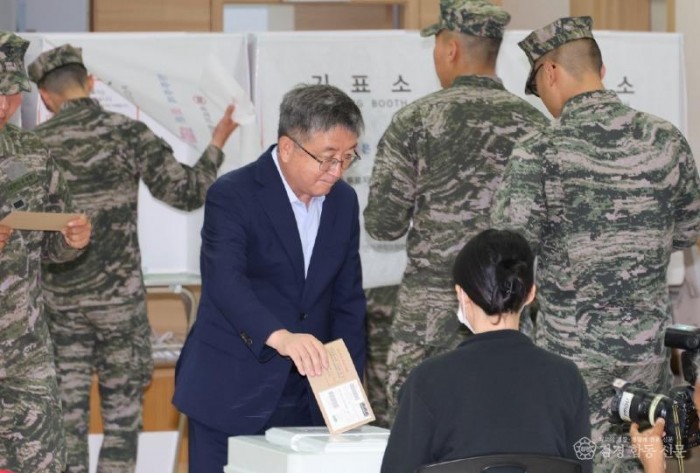260529 장상길 포항시장 권한대행, 제9회 지방선거 사전투표 첫날 투표 완료2.jpg