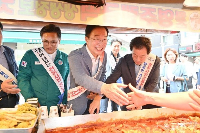 [사진] 임종식 경북도교육감은 학교와 지역 상권이 함께 살아나고 아이들이 지역공동체 속에서 성장하는 더 따뜻한 경북교육을 반드시 완성하겠다고 밝혔다. .JPG