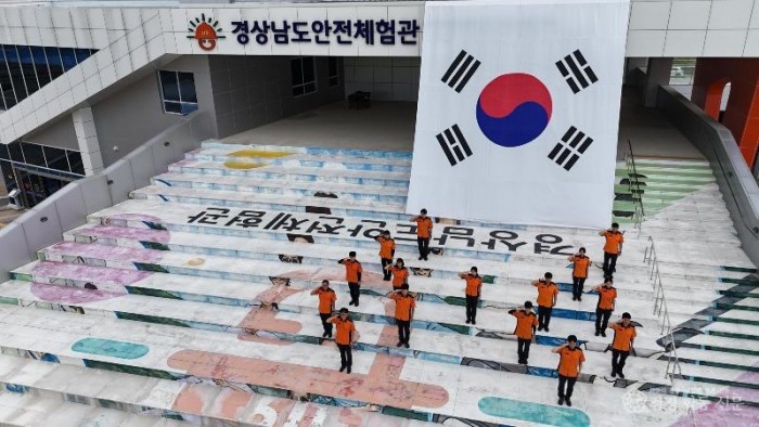 260605-1초대형 태극기 펄럭.jpg