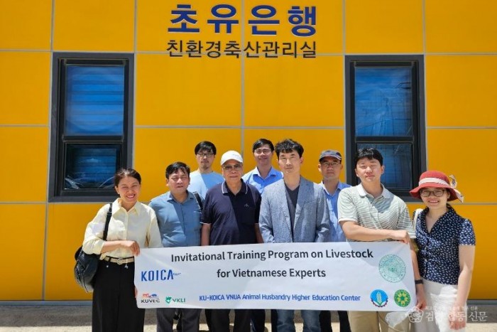 (예천군)예천군 베트남 공무원 교원 대상 축산 기술 현장 연수 추진(단체사진).jpg