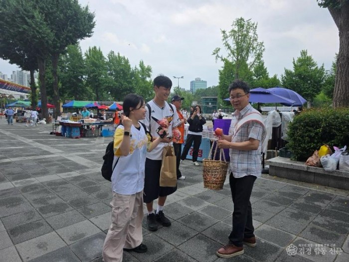 1-2. 봉화군, 두산베어스 경기서‘햇살듬뿍’봉화사과 알려.jpg