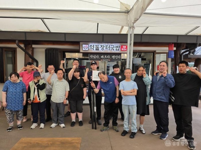 1-1. (정책기획단)약돌장터국밥 이찬 대표 사랑의 국밥 나누기 봉사.JPG