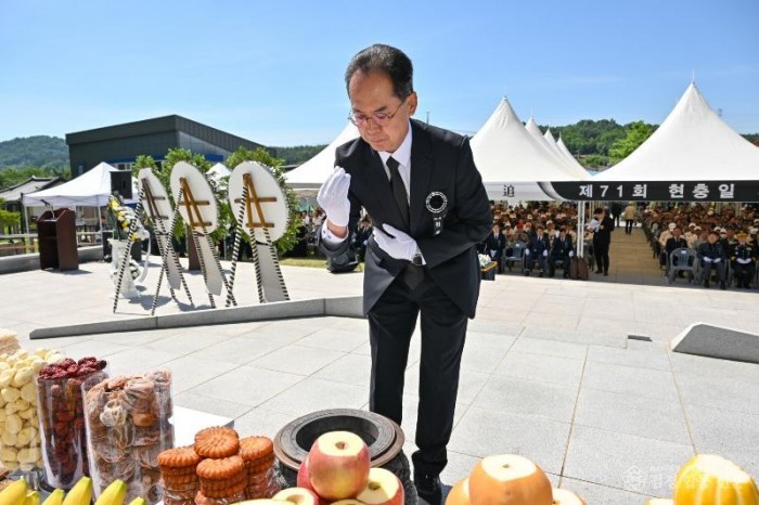 영주-엄태현 영주시장 권한대행이 분향을 하고 있다.jpg