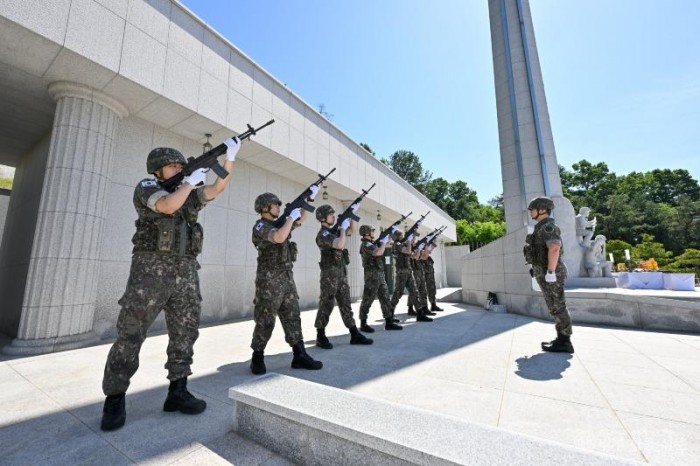 영주-군장병들이 조총발사를 하고 있는 모습.jpg