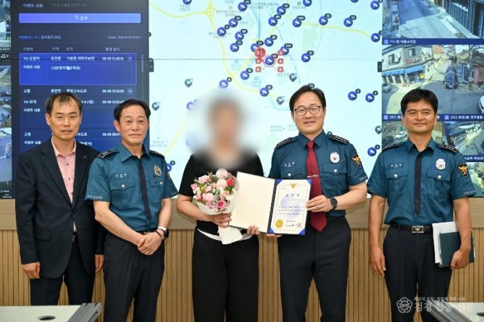 영주-1-1 차량털이범 검거에 기여한 cctv 관제요원에게 영주경찰서장 표창을 수여했다(수상자, 영주경찰서 및 영주시 관계자 단체사진).jpg