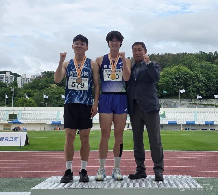 영주-4-2 세단뛰기 부문 영주시청 육상팀 천영수 선수 수상모습(가운데).jpg