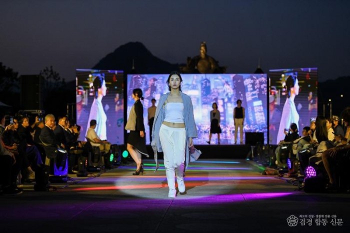 영주-2-2 (참고사진) 패션쇼에서 풍기인견을 입은 모델들이 옷맵시를 뽐내며 걷고 있다.jpeg