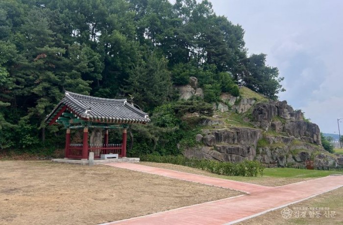 영주-1-3 가흥동 마애여래삼존상 및 여래좌상 옆에 이전한 영주동 석조여래입상 전경.jpg