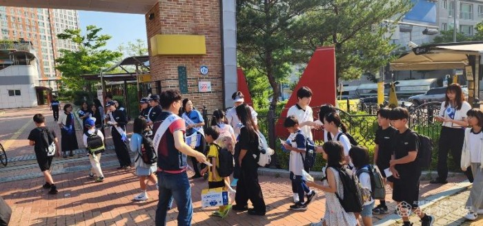 1.경북교육청, 민관이 함께하는 ‘안전한 스쿨존 청렴 캠페인’ 실시(등굣길 교통안전과 청렴 문화 확산 동시 실천...신뢰받는 경북교육 실현 앞장)_01.jpg