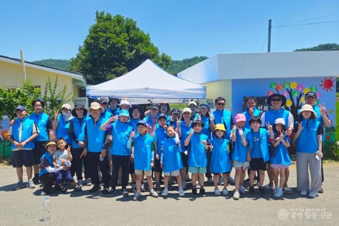 (예천군)경북도청 빛나사 자원봉사단 예천군 귀농인의 집 벽화 조성 봉사활동 실시(활동 후 단체사진).jpg