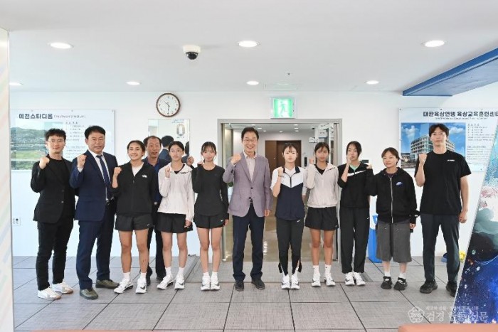 (추가1)경북교육청, 2026 교육감배 초_중 학년별 육상경기대회 성황리 종료(학습권과 운동권의 조화 실현...육상 꿈나무 600여 명 기량 겨뤄)(임종식 교육감이 교육감배 초·중 학년별 육상경기대회 현장에서 안동교육지원청 선.jpg