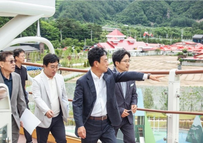 1. 분천산타마을 경관타워를 오르면서 업무계획을 지시하고 있는 최기영 봉화군수 당선인 - 복사본 - 복사본.jpg