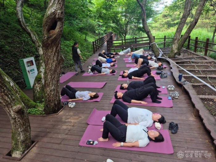 영주-3-2 임신부부들이 숲 속 명상 프로그램을 참여하고 있다.jpg