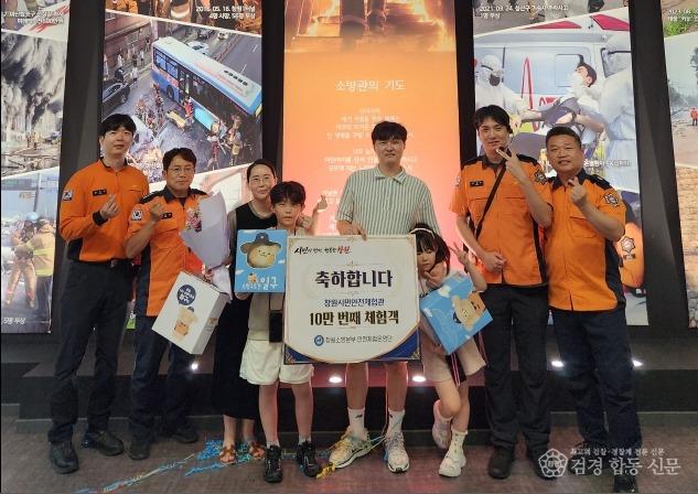 260713-2-10만번 째 입장객 기념촬영 사진.jpg