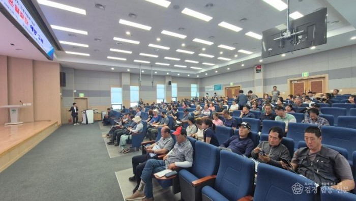 영주-6-2 외국인 계절근로자 고용사업주 200여 명이 참석해 교육을 듣고 있다.jpg