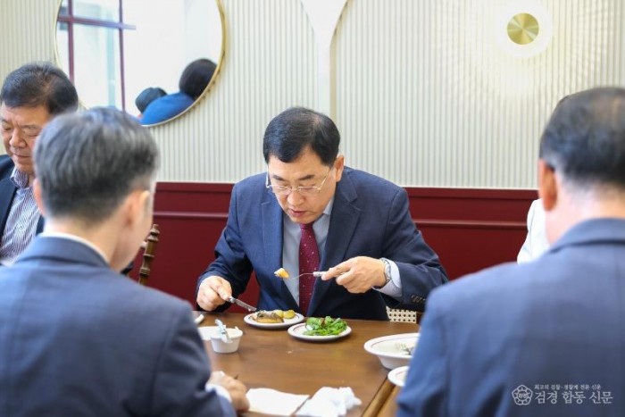 6-2. 주낙영 경주시장을 비롯한 참석자들이 프렌치레스토랑 사업단 오르에에서 제공하는 메뉴를 시식하며 자활사업단 운영 현황을 살펴보고 있다.JPG