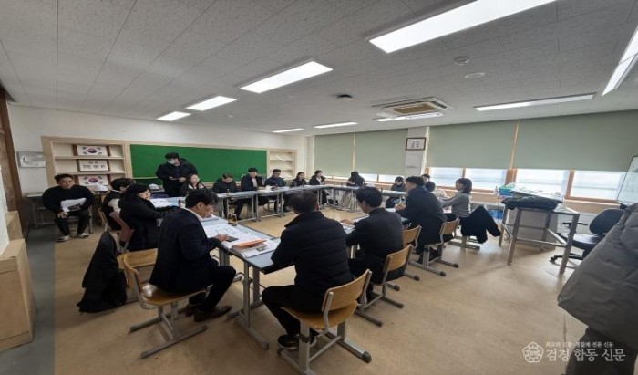 2.경북교육청, 여름방학 석면 해체_제거 학교 집중 점검(7개 학교 대상 현장 안전관리 강화...석면 해체 전 과정 꼼꼼히 확인)(구미 선산고등학교 석면해체,제거 확인점검 모습-2025학년도 겨울방학)_02.jpg