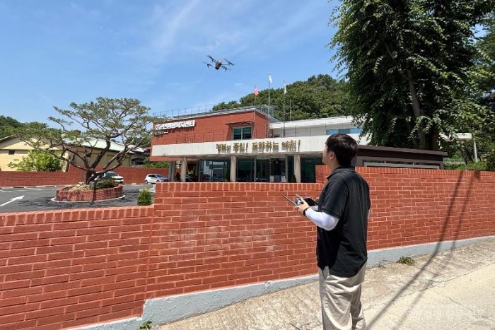 (예천군)예천군 최신 드론 활용 공간정보 기반 행정 고도화(드론으로 보문면행정복지센터를 촬영하고 있는 예천군 공직자)(1).jpg
