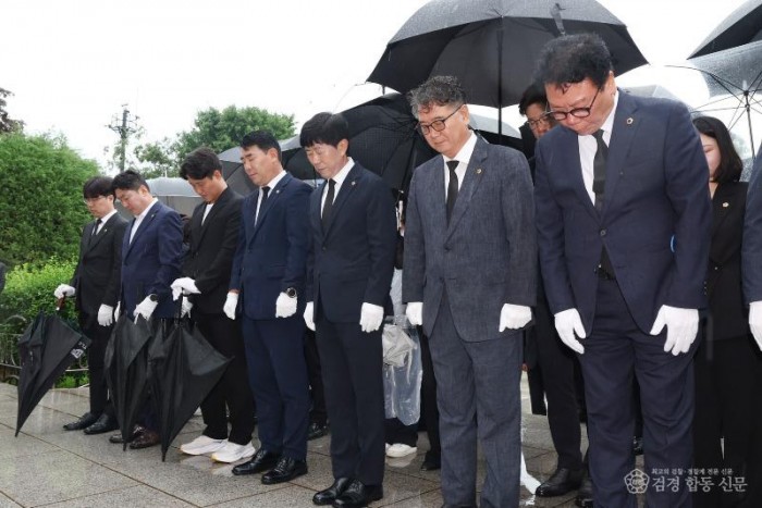 (사진1)인천시의회, 현충탑서 ‘시민만 바라보는 책임의정’ 다짐.jpg